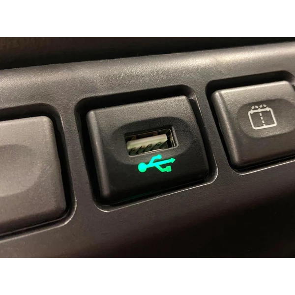 USB SOCKET DEFENDER VANAF 2002